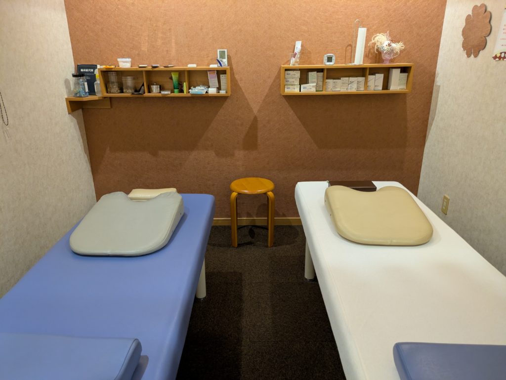 静かな鍼灸室の風景。清潔で落ち着いた施術空間。