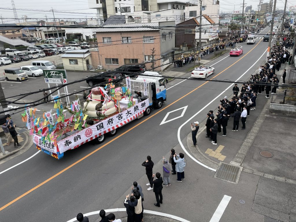大鏡餅奉納パレードの様子